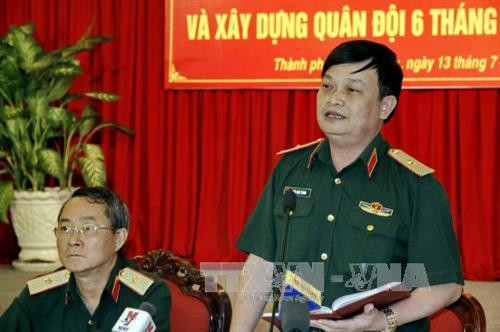 Thiếu tướng Trần Hoài Trung, Cục trưởng Cục Tuyên huấn (Tổng cục Chính trị, Bộ Quốc phòng), trả lời các câu hỏỉ của đại diện các đơn vị báo chí. Ảnh: Thế Anh-TTXVN