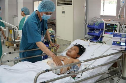 Bác sĩ Nguyễn Hoài Nghị, Phó Trưởng khoa Ngoại tổng hợp, Bệnh viện Quận 2 thăm khám bệnh nhân.Ảnh: Phương Vy-TTXVN