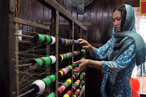 Đồng bào Chăm ở An Giang phát triển nghề dệt truyền thống. Ảnh: TTXVN Đồng bào Chăm ở An Giang phát triển nghề dệt truyền thống. Ảnh: TTXVN