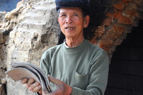 Ông Hoàng Công Ngọc - người gắn bó 60 năm với nghề làm ngói âm dương. Ông Hoàng Công Ngọc - người gắn bó 60 năm với nghề làm ngói âm dương.