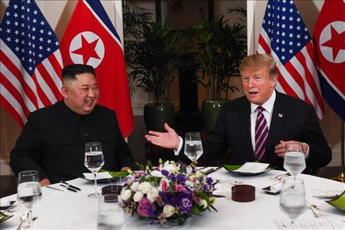 Tổng thống Mỹ Donald Trump (phải) và Chủ tịch Triều Tiên Kim Jong-un trong cuộc gặp riêng tại ngày làm việc thứ hai của Hội nghị Thượng đỉnh Hoa Kỳ-Triều Tiên lần hai tại Hà Nội, ngày 28/2/2019. Ảnh: AFP/TTXVN