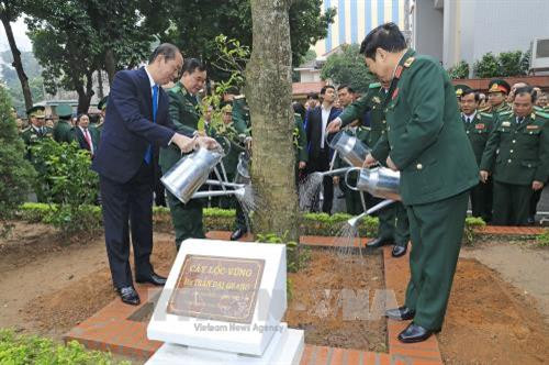 Chủ tịch nước Trần Đại Quang trồng cây lưu niệm tại trụ sở Bộ Tư lệnh Bộ đội Biên phòng. Ảnh : Nhan Sáng-TTXVN. Chủ tịch nước Trần Đại Quang trồng cây lưu niệm tại trụ sở Bộ Tư lệnh Bộ đội Biên phòng. Ảnh : Nhan Sáng-TTXVN.