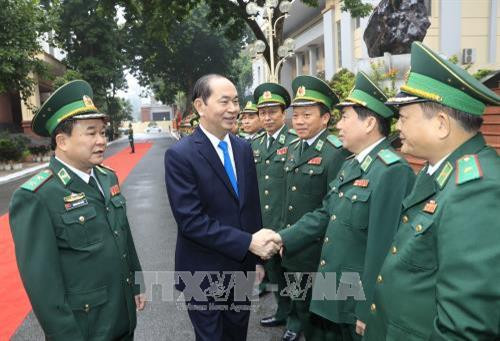 Chủ tịch nước Trần Đại Quang với các cán bộ, sỹ quan chỉ huy Bộ Tư lệnh Bộ đội Biên phòng. Ảnh: Nhan Sáng-TTXVN Chủ tịch nước Trần Đại Quang với các cán bộ, sỹ quan chỉ huy Bộ Tư lệnh Bộ đội Biên phòng. Ảnh: Nhan Sáng-TTXVN