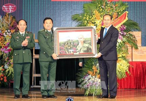 Chủ tịch nước Trần Đại Quang tặng bức tranh "Bác đang cùng chúng cháu hành quân" cho Bộ Tư lệnh Bộ đội Biên phòng. Ảnh: Nhan Sáng-TTXVN Chủ tịch nước Trần Đại Quang tặng bức tranh "Bác đang cùng chúng cháu hành quân" cho Bộ Tư lệnh Bộ đội Biên phòng. Ảnh: Nhan Sáng-TTXVN