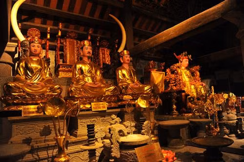 Tượng thờ các vị vua đời Trần tại đền Thái Vi. Ảnh: Minh Đức - TTXVN