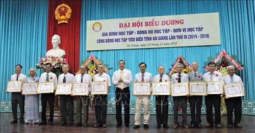 An Giang biểu dương gia đình, dòng họ, cộng đồng học tập tiêu biểu. Ảnh : Võ Thanh Sang - TTXVN An Giang biểu dương gia đình, dòng họ, cộng đồng học tập tiêu biểu. Ảnh : Võ Thanh Sang - TTXVN