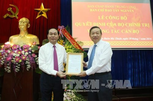 Chủ tịch nước Trần Đại Quang trao Quyết định của Bộ Chính trị phân công đồng chí Tô Lâm, Ủy viên Bộ Chính trị, Bộ trưởng Bộ Công an giữ chức vụ Trưởng Ban Chỉ đạo Tây Nguyên. Ảnh: Nhan Sáng/TTXVN Chủ tịch nước Trần Đại Quang trao Quyết định của Bộ Chính trị phân công đồng chí Tô Lâm, Ủy viên Bộ Chính trị, Bộ trưởng Bộ Công an giữ chức vụ Trưởng Ban Chỉ đạo Tây Nguyên. Ảnh: Nhan Sáng/TTXVN