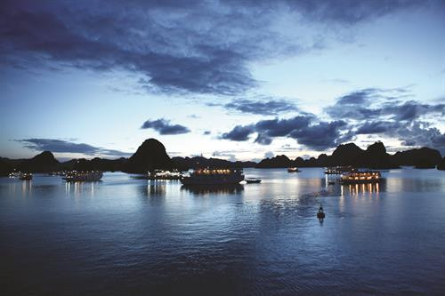 Theo Tổng cục Thống kê (Bộ Kế hoạch và Đầu tư), những tháng đầu năm 2017, vịnh Hạ Long là một trong hai địa điểm tham quan có sức hút đặc biệt của du khách Trung Quốc. Biểu diễn cá heo, hải cẩu, sư tử biển tại Khu vui chơi giải trí quốc tế Tuần Châu - Hạ Long. Vịnh Hạ Long có phong cảnh tuyệt đẹp, là một điểm du lịch hấp dẫn với du khách trong nước và quốc tế. Hạ Long có nhiều khách sạn đạt tiêu chuẩn quốc tế: 4 sao, 5 sao... nằm trên bờ vịnh Hạ Long xinh đẹp. Khách du lịch tham quan vịnh Hạ Long bằng thủy phi cơ. Đảo Mắt Rồng trên vịnn Hạ Long, một điểm đến ẩn giấu nhiều điều kỳ thú, thu hút sự tò mò của không ít nhóm bạn trẻ. Vinpearl Hạ Long Bay Resort - khu nghỉ dưỡng biển 5 sao lớn nhất,miền Bắc với bốn mặt hướng biển độc đa. Quý 1/2017, vịnh Hạ Long đã đón 943.923 lượt khách tham quan, trong đó có 804.939 lượt khách quốc tế. Khu biệt thự nghỉ dưỡng Tuần Châu. Với kiến trúc hiện đại, cầu Bãi Cháy đem lại một nét kiến trúc mới và lãng mạn, góp phần tô điểm và tôn thêm vẻ đẹp cho vịnh Hạ Long. Du khách nước ngoài có ấn tượng tốt khi tham quan, chiêm ngưỡng vịnh Hạ Long. Hang Sửng Sốt được ví như một nhà hát Opera trên vịnh Hạ Long.