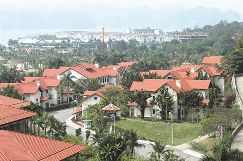 Theo Tổng cục Thống kê (Bộ Kế hoạch và Đầu tư), những tháng đầu năm 2017, vịnh Hạ Long là một trong hai địa điểm tham quan có sức hút đặc biệt của du khách Trung Quốc. Biểu diễn cá heo, hải cẩu, sư tử biển tại Khu vui chơi giải trí quốc tế Tuần Châu - Hạ Long. Vịnh Hạ Long có phong cảnh tuyệt đẹp, là một điểm du lịch hấp dẫn với du khách trong nước và quốc tế. Hạ Long có nhiều khách sạn đạt tiêu chuẩn quốc tế: 4 sao, 5 sao... nằm trên bờ vịnh Hạ Long xinh đẹp. Khách du lịch tham quan vịnh Hạ Long bằng thủy phi cơ. Đảo Mắt Rồng trên vịnn Hạ Long, một điểm đến ẩn giấu nhiều điều kỳ thú, thu hút sự tò mò của không ít nhóm bạn trẻ. Vinpearl Hạ Long Bay Resort - khu nghỉ dưỡng biển 5 sao lớn nhất,miền Bắc với bốn mặt hướng biển độc đa. Quý 1/2017, vịnh Hạ Long đã đón 943.923 lượt khách tham quan, trong đó có 804.939 lượt khách quốc tế. Khu biệt thự nghỉ dưỡng Tuần Châu. Với kiến trúc hiện đại, cầu Bãi Cháy đem lại một nét kiến trúc mới và lãng mạn, góp phần tô điểm và tôn thêm vẻ đẹp cho vịnh Hạ Long. Du khách nước ngoài có ấn tượng tốt khi tham quan, chiêm ngưỡng vịnh Hạ Long. Hang Sửng Sốt được ví như một nhà hát Opera trên vịnh Hạ Long.