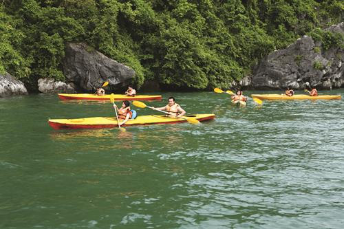 Trải nghiệm Kayak trên mặt nước vịnh Hạ Long - một sản phẩm du lịch mà du khách rất thích thú.