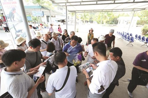 Theo Tổng cục Thống kê (Bộ Kế hoạch và Đầu tư), những tháng đầu năm 2017, vịnh Hạ Long là một trong hai địa điểm tham quan có sức hút đặc biệt của du khách Trung Quốc. Biểu diễn cá heo, hải cẩu, sư tử biển tại Khu vui chơi giải trí quốc tế Tuần Châu - Hạ Long. Vịnh Hạ Long có phong cảnh tuyệt đẹp, là một điểm du lịch hấp dẫn với du khách trong nước và quốc tế. Hạ Long có nhiều khách sạn đạt tiêu chuẩn quốc tế: 4 sao, 5 sao... nằm trên bờ vịnh Hạ Long xinh đẹp. Khách du lịch tham quan vịnh Hạ Long bằng thủy phi cơ. Đảo Mắt Rồng trên vịnn Hạ Long, một điểm đến ẩn giấu nhiều điều kỳ thú, thu hút sự tò mò của không ít nhóm bạn trẻ. Vinpearl Hạ Long Bay Resort - khu nghỉ dưỡng biển 5 sao lớn nhất,miền Bắc với bốn mặt hướng biển độc đa. Quý 1/2017, vịnh Hạ Long đã đón 943.923 lượt khách tham quan, trong đó có 804.939 lượt khách quốc tế. Khu biệt thự nghỉ dưỡng Tuần Châu. Với kiến trúc hiện đại, cầu Bãi Cháy đem lại một nét kiến trúc mới và lãng mạn, góp phần tô điểm và tôn thêm vẻ đẹp cho vịnh Hạ Long. Du khách nước ngoài có ấn tượng tốt khi tham quan, chiêm ngưỡng vịnh Hạ Long. Hang Sửng Sốt được ví như một nhà hát Opera trên vịnh Hạ Long.