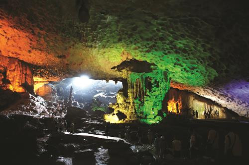 Theo Tổng cục Thống kê (Bộ Kế hoạch và Đầu tư), những tháng đầu năm 2017, vịnh Hạ Long là một trong hai địa điểm tham quan có sức hút đặc biệt của du khách Trung Quốc. Biểu diễn cá heo, hải cẩu, sư tử biển tại Khu vui chơi giải trí quốc tế Tuần Châu - Hạ Long. Vịnh Hạ Long có phong cảnh tuyệt đẹp, là một điểm du lịch hấp dẫn với du khách trong nước và quốc tế. Hạ Long có nhiều khách sạn đạt tiêu chuẩn quốc tế: 4 sao, 5 sao... nằm trên bờ vịnh Hạ Long xinh đẹp. Khách du lịch tham quan vịnh Hạ Long bằng thủy phi cơ. Đảo Mắt Rồng trên vịnn Hạ Long, một điểm đến ẩn giấu nhiều điều kỳ thú, thu hút sự tò mò của không ít nhóm bạn trẻ. Vinpearl Hạ Long Bay Resort - khu nghỉ dưỡng biển 5 sao lớn nhất,miền Bắc với bốn mặt hướng biển độc đa. Quý 1/2017, vịnh Hạ Long đã đón 943.923 lượt khách tham quan, trong đó có 804.939 lượt khách quốc tế. Khu biệt thự nghỉ dưỡng Tuần Châu. Với kiến trúc hiện đại, cầu Bãi Cháy đem lại một nét kiến trúc mới và lãng mạn, góp phần tô điểm và tôn thêm vẻ đẹp cho vịnh Hạ Long. Du khách nước ngoài có ấn tượng tốt khi tham quan, chiêm ngưỡng vịnh Hạ Long. Hang Sửng Sốt được ví như một nhà hát Opera trên vịnh Hạ Long.