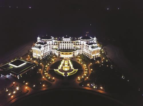 Theo Tổng cục Thống kê (Bộ Kế hoạch và Đầu tư), những tháng đầu năm 2017, vịnh Hạ Long là một trong hai địa điểm tham quan có sức hút đặc biệt của du khách Trung Quốc. Biểu diễn cá heo, hải cẩu, sư tử biển tại Khu vui chơi giải trí quốc tế Tuần Châu - Hạ Long. Vịnh Hạ Long có phong cảnh tuyệt đẹp, là một điểm du lịch hấp dẫn với du khách trong nước và quốc tế. Hạ Long có nhiều khách sạn đạt tiêu chuẩn quốc tế: 4 sao, 5 sao... nằm trên bờ vịnh Hạ Long xinh đẹp. Khách du lịch tham quan vịnh Hạ Long bằng thủy phi cơ. Đảo Mắt Rồng trên vịnn Hạ Long, một điểm đến ẩn giấu nhiều điều kỳ thú, thu hút sự tò mò của không ít nhóm bạn trẻ. Vinpearl Hạ Long Bay Resort - khu nghỉ dưỡng biển 5 sao lớn nhất,miền Bắc với bốn mặt hướng biển độc đa. Quý 1/2017, vịnh Hạ Long đã đón 943.923 lượt khách tham quan, trong đó có 804.939 lượt khách quốc tế. Khu biệt thự nghỉ dưỡng Tuần Châu. Với kiến trúc hiện đại, cầu Bãi Cháy đem lại một nét kiến trúc mới và lãng mạn, góp phần tô điểm và tôn thêm vẻ đẹp cho vịnh Hạ Long. Du khách nước ngoài có ấn tượng tốt khi tham quan, chiêm ngưỡng vịnh Hạ Long. Hang Sửng Sốt được ví như một nhà hát Opera trên vịnh Hạ Long.