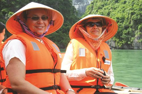 Theo Tổng cục Thống kê (Bộ Kế hoạch và Đầu tư), những tháng đầu năm 2017, vịnh Hạ Long là một trong hai địa điểm tham quan có sức hút đặc biệt của du khách Trung Quốc. Biểu diễn cá heo, hải cẩu, sư tử biển tại Khu vui chơi giải trí quốc tế Tuần Châu - Hạ Long. Vịnh Hạ Long có phong cảnh tuyệt đẹp, là một điểm du lịch hấp dẫn với du khách trong nước và quốc tế. Hạ Long có nhiều khách sạn đạt tiêu chuẩn quốc tế: 4 sao, 5 sao... nằm trên bờ vịnh Hạ Long xinh đẹp. Khách du lịch tham quan vịnh Hạ Long bằng thủy phi cơ. Đảo Mắt Rồng trên vịnn Hạ Long, một điểm đến ẩn giấu nhiều điều kỳ thú, thu hút sự tò mò của không ít nhóm bạn trẻ. Vinpearl Hạ Long Bay Resort - khu nghỉ dưỡng biển 5 sao lớn nhất,miền Bắc với bốn mặt hướng biển độc đa. Quý 1/2017, vịnh Hạ Long đã đón 943.923 lượt khách tham quan, trong đó có 804.939 lượt khách quốc tế. Khu biệt thự nghỉ dưỡng Tuần Châu. Với kiến trúc hiện đại, cầu Bãi Cháy đem lại một nét kiến trúc mới và lãng mạn, góp phần tô điểm và tôn thêm vẻ đẹp cho vịnh Hạ Long. Du khách nước ngoài có ấn tượng tốt khi tham quan, chiêm ngưỡng vịnh Hạ Long. Hang Sửng Sốt được ví như một nhà hát Opera trên vịnh Hạ Long.