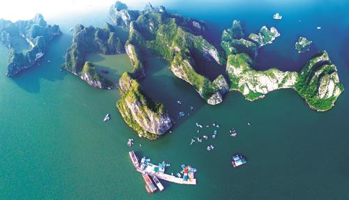 Theo Tổng cục Thống kê (Bộ Kế hoạch và Đầu tư), những tháng đầu năm 2017, vịnh Hạ Long là một trong hai địa điểm tham quan có sức hút đặc biệt của du khách Trung Quốc. Biểu diễn cá heo, hải cẩu, sư tử biển tại Khu vui chơi giải trí quốc tế Tuần Châu - Hạ Long. Vịnh Hạ Long có phong cảnh tuyệt đẹp, là một điểm du lịch hấp dẫn với du khách trong nước và quốc tế. Hạ Long có nhiều khách sạn đạt tiêu chuẩn quốc tế: 4 sao, 5 sao... nằm trên bờ vịnh Hạ Long xinh đẹp. Khách du lịch tham quan vịnh Hạ Long bằng thủy phi cơ. Đảo Mắt Rồng trên vịnn Hạ Long, một điểm đến ẩn giấu nhiều điều kỳ thú, thu hút sự tò mò của không ít nhóm bạn trẻ. Vinpearl Hạ Long Bay Resort - khu nghỉ dưỡng biển 5 sao lớn nhất,miền Bắc với bốn mặt hướng biển độc đa. Quý 1/2017, vịnh Hạ Long đã đón 943.923 lượt khách tham quan, trong đó có 804.939 lượt khách quốc tế. Khu biệt thự nghỉ dưỡng Tuần Châu. Với kiến trúc hiện đại, cầu Bãi Cháy đem lại một nét kiến trúc mới và lãng mạn, góp phần tô điểm và tôn thêm vẻ đẹp cho vịnh Hạ Long. Du khách nước ngoài có ấn tượng tốt khi tham quan, chiêm ngưỡng vịnh Hạ Long. Hang Sửng Sốt được ví như một nhà hát Opera trên vịnh Hạ Long. Theo Tổng cục Thống kê (Bộ Kế hoạch và Đầu tư), những tháng đầu năm 2017, vịnh Hạ Long là một trong hai địa điểm tham quan có sức hút đặc biệt của du khách Trung Quốc. Biểu diễn cá heo, hải cẩu, sư tử biển tại Khu vui chơi giải trí quốc tế Tuần Châu - Hạ Long. Vịnh Hạ Long có phong cảnh tuyệt đẹp, là một điểm du lịch hấp dẫn với du khách trong nước và quốc tế. Hạ Long có nhiều khách sạn đạt tiêu chuẩn quốc tế: 4 sao, 5 sao... nằm trên bờ vịnh Hạ Long xinh đẹp. Khách du lịch tham quan vịnh Hạ Long bằng thủy phi cơ. Đảo Mắt Rồng trên vịnn Hạ Long, một điểm đến ẩn giấu nhiều điều kỳ thú, thu hút sự tò mò của không ít nhóm bạn trẻ. Vinpearl Hạ Long Bay Resort - khu nghỉ dưỡng biển 5 sao lớn nhất,miền Bắc với bốn mặt hướng biển độc đa. Quý 1/2017, vịnh Hạ Long đã đón 943.923 lượt khách tham quan, trong đó có 804.939 lượt khách quốc tế. Khu biệt thự nghỉ dưỡng Tuần Châu. Với kiến trúc hiện đại, cầu Bãi Cháy đem lại một nét kiến trúc mới và lãng mạn, góp phần tô điểm và tôn thêm vẻ đẹp cho vịnh Hạ Long. Du khách nước ngoài có ấn tượng tốt khi tham quan, chiêm ngưỡng vịnh Hạ Long. Hang Sửng Sốt được ví như một nhà hát Opera trên vịnh Hạ Long.