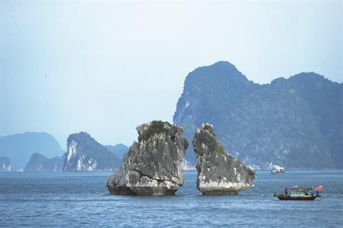 Hòn Trống Mái - biểu tượng của du lịch Hạ Long.