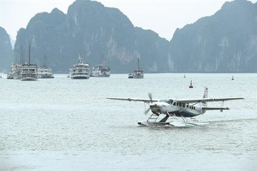 Theo Tổng cục Thống kê (Bộ Kế hoạch và Đầu tư), những tháng đầu năm 2017, vịnh Hạ Long là một trong hai địa điểm tham quan có sức hút đặc biệt của du khách Trung Quốc. Biểu diễn cá heo, hải cẩu, sư tử biển tại Khu vui chơi giải trí quốc tế Tuần Châu - Hạ Long. Vịnh Hạ Long có phong cảnh tuyệt đẹp, là một điểm du lịch hấp dẫn với du khách trong nước và quốc tế. Hạ Long có nhiều khách sạn đạt tiêu chuẩn quốc tế: 4 sao, 5 sao... nằm trên bờ vịnh Hạ Long xinh đẹp. Khách du lịch tham quan vịnh Hạ Long bằng thủy phi cơ. Đảo Mắt Rồng trên vịnn Hạ Long, một điểm đến ẩn giấu nhiều điều kỳ thú, thu hút sự tò mò của không ít nhóm bạn trẻ. Vinpearl Hạ Long Bay Resort - khu nghỉ dưỡng biển 5 sao lớn nhất,miền Bắc với bốn mặt hướng biển độc đa. Quý 1/2017, vịnh Hạ Long đã đón 943.923 lượt khách tham quan, trong đó có 804.939 lượt khách quốc tế. Khu biệt thự nghỉ dưỡng Tuần Châu. Với kiến trúc hiện đại, cầu Bãi Cháy đem lại một nét kiến trúc mới và lãng mạn, góp phần tô điểm và tôn thêm vẻ đẹp cho vịnh Hạ Long. Du khách nước ngoài có ấn tượng tốt khi tham quan, chiêm ngưỡng vịnh Hạ Long. Hang Sửng Sốt được ví như một nhà hát Opera trên vịnh Hạ Long.