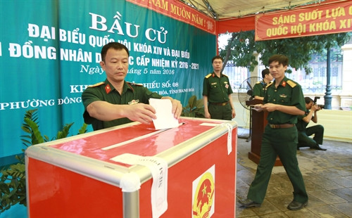 Cử tri là cán bộ, chiến sĩ quân đội bỏ phiếu bầu cử tại khu vực bỏ phiếu số 8, phường Đông Thọ, thành phố Thanh Hóa, tỉnh Thanh Hóa. Ảnh: Hoàng Hùng – TTXVN