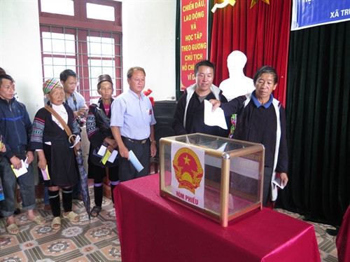 Cử tri bỏ phiếu tại điểm bầu cử số 2, xã Trung Chải, huyện Sa Pa, tỉnh Lào Cai. Ảnh: Hồng Ninh – TTXVN