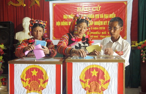 Cử tri dân tộc Hà Nhì bỏ phiếu bầu cử ở tổ bầu cử số 1, xã Sín Thầu, huyện Mường Nhé. Ảnh: Tuấn Anh – TTXVN