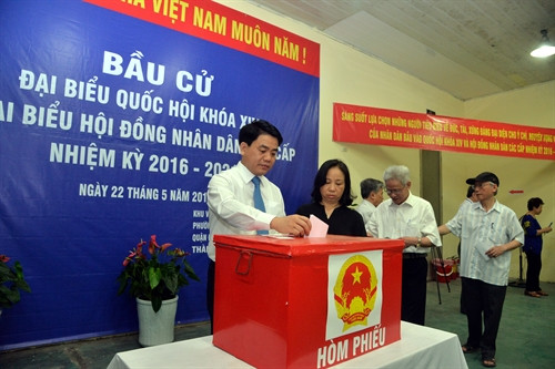 Sáng 22/5/2016, ông Nguyễn Đức Chung, Chủ tịch UBND Thành phố Hà Nội đến bỏ phiếu bầu cử đại biểu Quốc hội khóa XIV và đại biểu Hội đồng nhân dân các cấp nhiệm kỳ 2016 – 2021 tại điểm bỏ phiếu số 3, phường Trung Liệt, quận Đống Đa, Hà Nội. Ảnh: Nguyễn Văn Cảnh – TTXVN Sáng 22/5/2016, ông Nguyễn Đức Chung, Chủ tịch UBND Thành phố Hà Nội đến bỏ phiếu bầu cử đại biểu Quốc hội khóa XIV và đại biểu Hội đồng nhân dân các cấp nhiệm kỳ 2016 – 2021 tại điểm bỏ phiếu số 3, phường Trung Liệt, quận Đống Đa, Hà Nội. Ảnh: Nguyễn Văn Cảnh – TTXVN