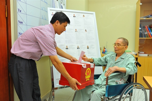 Nhân viên khu vực bỏ phiếu số 3, phường Bạch Đằng, quận Hai Bà Trưng (Hà Nội) mang hòm phiếu đến Bệnh viện Hữu Nghị để các bệnh nhân không tự vận động được thực hiện quyền và nghĩa vụ công dân trong bầu cử. Ảnh: Minh Đức – TTXVN Nhân viên khu vực bỏ phiếu số 3, phường Bạch Đằng, quận Hai Bà Trưng (Hà Nội) mang hòm phiếu đến Bệnh viện Hữu Nghị để các bệnh nhân không tự vận động được thực hiện quyền và nghĩa vụ công dân trong bầu cử. Ảnh: Minh Đức – TTXVN