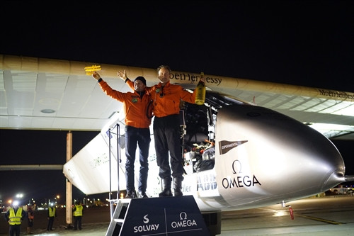 Hai phi công Bertrand Piccard (trái) và Andre Borschberg (phải) sau khi hạ cánh xuống sân bay quốc tế Dayton, bang Ohio. EPA/TTXVN Hai phi công Bertrand Piccard (trái) và Andre Borschberg (phải) sau khi hạ cánh xuống sân bay quốc tế Dayton, bang Ohio. EPA/TTXVN