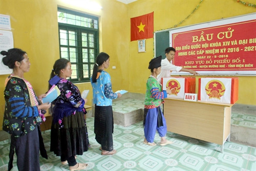 Cử tri dân tộc bỏ phiếu bầu cử tại khu vực số 1, bản Nậm San 1, xã Mường Nhé, huyện Mường Nhé. Ảnh: Tuấn Anh - TTXVN