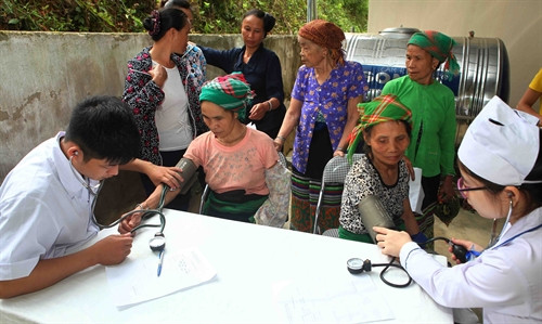 Cá bác sỹ kiểm tra sức khỏe cho đồng bào dân tộc thiểu số và người nghèo ở huyện Quế Phong (Nghệ An) Cá bác sỹ kiểm tra sức khỏe cho đồng bào dân tộc thiểu số và người nghèo ở huyện Quế Phong (Nghệ An)