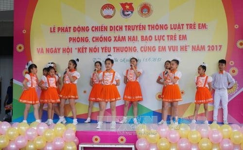 Tiết mục văn nghệ trong ngày hội kết nối yêu thương cùng em vui hè. Ảnh: Phương Vy – TTXVN.