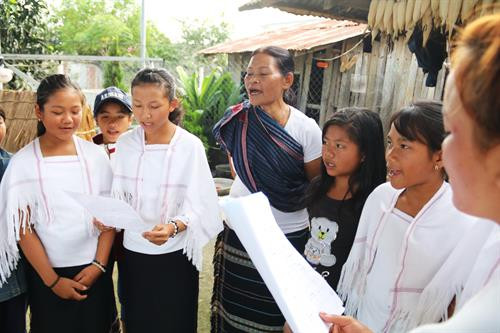Các em thiếu niên lứa tuổi 14 – 18 tuổi say mê nghe bà dạy hát dân ca Chu ru Bà Mabio truyền “lửa” lửa văn hóa truyền thống của dân tộc cho các em thiếu nhi còn rất ít tuổi qua tiếng chiêng, nhịp trống Các chị lớn dạy lại bài học chiêng cho các em nhỏ Bà Mabio truyền dạy kỹ thuật đánh chiêng cho các em nhỏ Vũ điệu Tamia được các em hào hứng học từ bà Mabio Các em thiếu niên lứa tuổi 14 – 18 tuổi say mê nghe bà dạy hát dân ca Chu ru Bà Mabio truyền “lửa” lửa văn hóa truyền thống của dân tộc cho các em thiếu nhi còn rất ít tuổi qua tiếng chiêng, nhịp trống Các chị lớn dạy lại bài học chiêng cho các em nhỏ Bà Mabio truyền dạy kỹ thuật đánh chiêng cho các em nhỏ Vũ điệu Tamia được các em hào hứng học từ bà Mabio