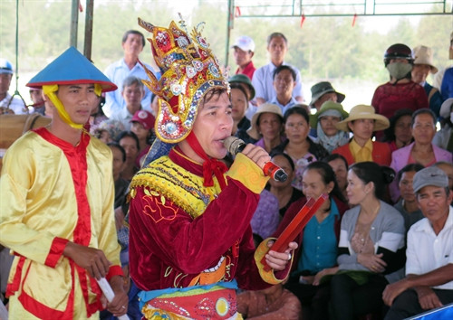 Ông tổng mũi là người hát chính trong đội chèo Bả trạo.