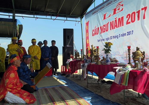 Các cụ cao tuổi làm lễ cúng cá Ông trước khi diễn ra hát Bả trạo .