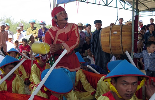 Ông tổng khoang là người hát những câu hát dí dỏm trong lúc những tay chèo “nghỉ ngơi” trên biển.