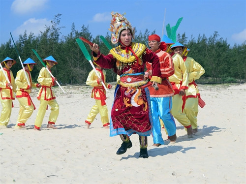 Đội hát Bả trạo xã Tam Thanh, thành phố Tam Kỳ làm lễ nhập thuyền.