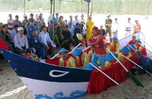 Ông tổng khoang là người hát những câu hát dí dỏm trong lúc những tay chèo “nghỉ ngơi” trên biển .