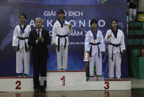 Trao Huy chương cho nội dung đối kháng nữ hạng cân 46 kg. Ảnh: Xuân Dự - TTXVN