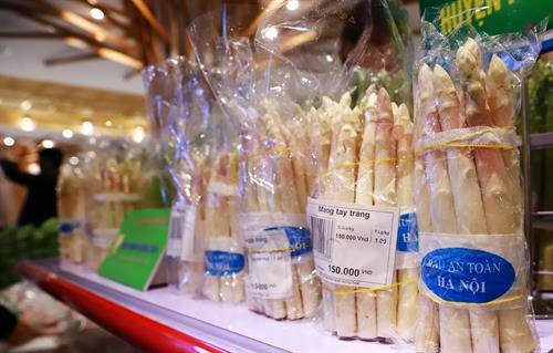 Một số sản phẩm nông sản thực phẩm tiểu biểu của Hà Nội được trưng bày tại hội nghị.