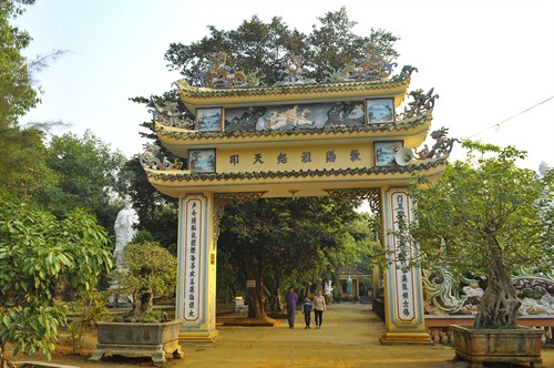 Chùa Thiên Ấn cổ nổi tiếng miền Trung trên đỉnh ngọn núi.