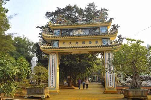 Chùa Thiên Ấn cổ nổi tiếng miền Trung trên đỉnh ngọn núi.