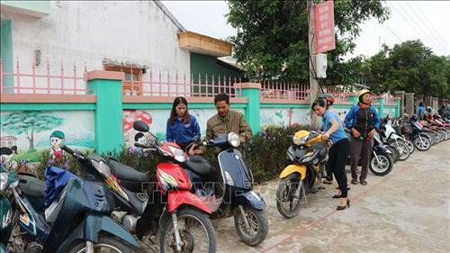 Lực lượng đoàn viên thanh niên xã Thạch Liên (Thạch Hà, Hà Tĩnh) tham gia sắp xếp xe với phụ huynh khi đến đón con. Ảnh: Hoàng Ngà - TTXVN Lực lượng đoàn viên thanh niên xã Thạch Liên (Thạch Hà, Hà Tĩnh) tham gia sắp xếp xe với phụ huynh khi đến đón con. Ảnh: Hoàng Ngà - TTXVN