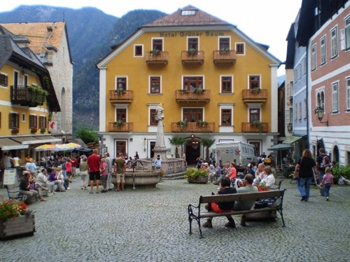 Mỗi năm Hallstatt đón hàng triệu du khách ghé thăm.