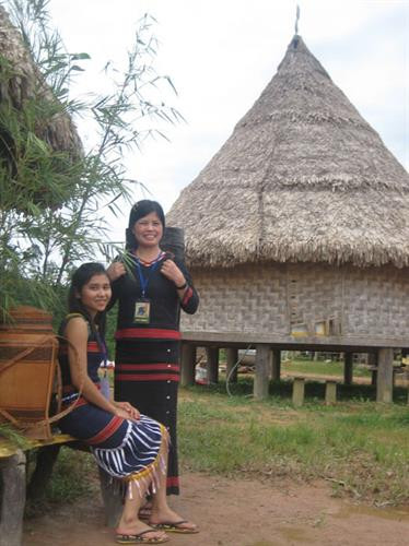 Thiếu nữ Triêng đi hội. Thiếu nữ Triêng đi hội.