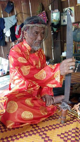 Thầy cúng đang thực hiện một nghi lễ trong ngày cúng vào nhà mới của người Vân Kiều. Thầy cúng đang thực hiện một nghi lễ trong ngày cúng vào nhà mới của người Vân Kiều.