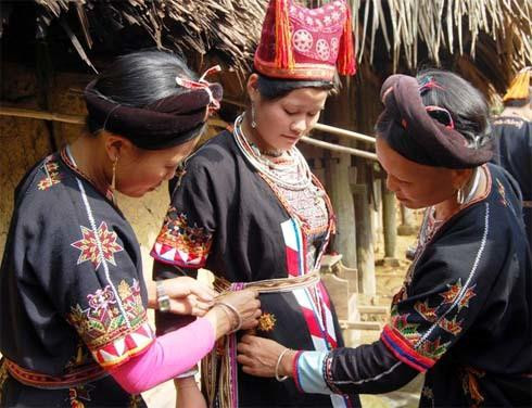 Trước khi lễ cưới được tổ chức thì cả nhà trai và nhà gái sẽ phải chuẩn bị lương thực, thực phẩm, đồ lễ và ông mờ, bà mờ… Khi sang nhà gái, nhà trai cử một đoàn đi đón dâu với số lượng bắt buộc là 11 người trong đó có trưởng đoàn, chủ hôn, chú rể, phù rể và các nam thanh niên trẻ, khỏe có tài hát đối đáp, tất cả đều mặc trang phục truyền thống của dân tộc. Sau khi lên nhà cô dâu, chú rể (choàng áo vàng) sẽ đi thẳng vào buồng cô dâu và đêm hôm đó sẽ ngủ lại một đêm tại buồng, còn cô dâu lại được giấu tạm đi nơi khác Trong khi đó, ở bên ngoài vẫn diễn ra mọi thủ tục, nghi lễ. Chuẩn bị cho cô dâu trước khi về nhà chồng. Đến giờ đã định, sau khi đã trang điểm xong thì cô dâu sẽ lên buồng và phải dùng quạt để che mặt bởi người Dao quan niệm, khi đi lấy chồng mà để hở mặt sẽ mất vía và cô dâu sẽ không gặp may trong suốt cuộc đời. Thầy mờ của nhà trai cũng choàng cho cô dâu chiếc áo vàng mà chú rể đã mặc hôm qua để thể hiện tình cảm giữa hai người. Đoàn nhà trai sẽ đứng hát xin dâu. Đến giờ đẹp (khoảng 10h đêm) là lễ kết tóc se tơ cho cô dâu chú rể. Người cầm bó đuốc sẽ đi trước với ý nghĩa là xua tà, đuổi cái ác, soi đường chỉ lối cho cô dâu. Ông mờ cùng các phù dâu, phù rể đưa cô dâu về nhà trai. Theo phong tục của người Dao thì dù xa hay gần, khi sang đến nhà trai, đoàn nhà gái cũng phải nghỉ lại ở đâu đó rồi đến giờ hoàng đạo (thường là vào khoảng 5h – 6h chiều) thì cô dâu mới được lên nhà trai. Đó là khoảng thời gian tốt nhất cho cô dâu và chú rể sau này. Em cô bên nhà chồng sẽ che ô cho cô dâu lên cầu thang với ý nghĩa nhà chồng sẽ che chở cho người mới vào nhà. Trong đám cưới của người Dao thì chú rể không được ra đón và cũng không được nhìn mặt cô dâu cho đến khi các nghi lễ lạy tạ tổ tiên được thực hiện xong. Những người đến dự đều chúc mừng hạnh phúc cho cô dâu, chú rể, tạo nên không khí vui tươi của cả bản làng Trước khi lễ cưới được tổ chức thì cả nhà trai và nhà gái sẽ phải chuẩn bị lương thực, thực phẩm, đồ lễ và ông mờ, bà mờ… Khi sang nhà gái, nhà trai cử một đoàn đi đón dâu với số lượng bắt buộc là 11 người trong đó có trưởng đoàn, chủ hôn, chú rể, phù rể và các nam thanh niên trẻ, khỏe có tài hát đối đáp, tất cả đều mặc trang phục truyền thống của dân tộc. Sau khi lên nhà cô dâu, chú rể (choàng áo vàng) sẽ đi thẳng vào buồng cô dâu và đêm hôm đó sẽ ngủ lại một đêm tại buồng, còn cô dâu lại được giấu tạm đi nơi khác Trong khi đó, ở bên ngoài vẫn diễn ra mọi thủ tục, nghi lễ. Chuẩn bị cho cô dâu trước khi về nhà chồng. Đến giờ đã định, sau khi đã trang điểm xong thì cô dâu sẽ lên buồng và phải dùng quạt để che mặt bởi người Dao quan niệm, khi đi lấy chồng mà để hở mặt sẽ mất vía và cô dâu sẽ không gặp may trong suốt cuộc đời. Thầy mờ của nhà trai cũng choàng cho cô dâu chiếc áo vàng mà chú rể đã mặc hôm qua để thể hiện tình cảm giữa hai người. Đoàn nhà trai sẽ đứng hát xin dâu. Đến giờ đẹp (khoảng 10h đêm) là lễ kết tóc se tơ cho cô dâu chú rể. Người cầm bó đuốc sẽ đi trước với ý nghĩa là xua tà, đuổi cái ác, soi đường chỉ lối cho cô dâu. Ông mờ cùng các phù dâu, phù rể đưa cô dâu về nhà trai. Theo phong tục của người Dao thì dù xa hay gần, khi sang đến nhà trai, đoàn nhà gái cũng phải nghỉ lại ở đâu đó rồi đến giờ hoàng đạo (thường là vào khoảng 5h – 6h chiều) thì cô dâu mới được lên nhà trai. Đó là khoảng thời gian tốt nhất cho cô dâu và chú rể sau này. Em cô bên nhà chồng sẽ che ô cho cô dâu lên cầu thang với ý nghĩa nhà chồng sẽ che chở cho người mới vào nhà. Trong đám cưới của người Dao thì chú rể không được ra đón và cũng không được nhìn mặt cô dâu cho đến khi các nghi lễ lạy tạ tổ tiên được thực hiện xong. Những người đến dự đều chúc mừng hạnh phúc cho cô dâu, chú rể, tạo nên không khí vui tươi của cả bản làng