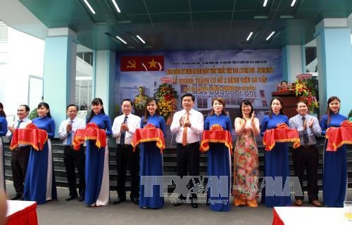 Đồng chí Đinh La Thăng, Ủy viên Bộ Chính trị, Bí thư Thành ủy Thành phố Hồ Chí Minh cùng các đại biểu cắt băng khánh thành Cơ sở 2 Bệnh viện Quận Gò Vấp.. Ảnh: Phương Vy-TTXVN. Đồng chí Đinh La Thăng, Ủy viên Bộ Chính trị, Bí thư Thành ủy Thành phố Hồ Chí Minh cùng các đại biểu cắt băng khánh thành Cơ sở 2 Bệnh viện Quận Gò Vấp.. Ảnh: Phương Vy-TTXVN.