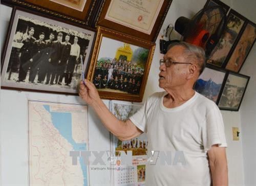 Ông Lê Xuân Bá giới thiệu về bức ảnh chụp chung với Đại tướng Văn Tiến Dũng vào năm 1975. Ảnh: Tuấn Anh – TTXVN Ông Lê Xuân Bá giới thiệu về bức ảnh chụp chung với Đại tướng Văn Tiến Dũng vào năm 1975. Ảnh: Tuấn Anh – TTXVN