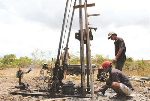 Người dân ấp sóc Bưng, xã Thạnh Phú, huyện Mỹ Xuyên khoan giếng tìm nước ở độ sâu 120 m Người dân ấp sóc Bưng, xã Thạnh Phú, huyện Mỹ Xuyên khoan giếng tìm nước ở độ sâu 120 m