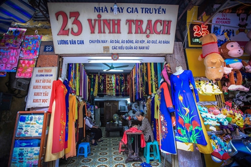Hiệu áo dài Vinh Trạch của ông bà Lê Thành Vinh, Lê Thị Quyến ở số 23 phố Lương Văn Can, quận Hoàn Kiếm đã làm nghề ngót 50 năm và truyền nghề qua 4 đời. Hiệu áo dài Vinh Trạch của ông bà Lê Thành Vinh, Lê Thị Quyến ở số 23 phố Lương Văn Can, quận Hoàn Kiếm đã làm nghề ngót 50 năm và truyền nghề qua 4 đời.