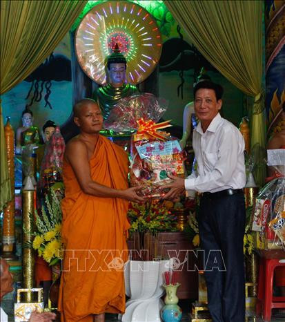 Đại diện thành phố Vị Thanh tặng quà cho chùa Pô Thi Răng Sây nhân dịp Lễ Sen Dolta. Ảnh: Hồng Thái - TTXVN Đại diện thành phố Vị Thanh tặng quà cho chùa Pô Thi Răng Sây nhân dịp Lễ Sen Dolta. Ảnh: Hồng Thái - TTXVN
